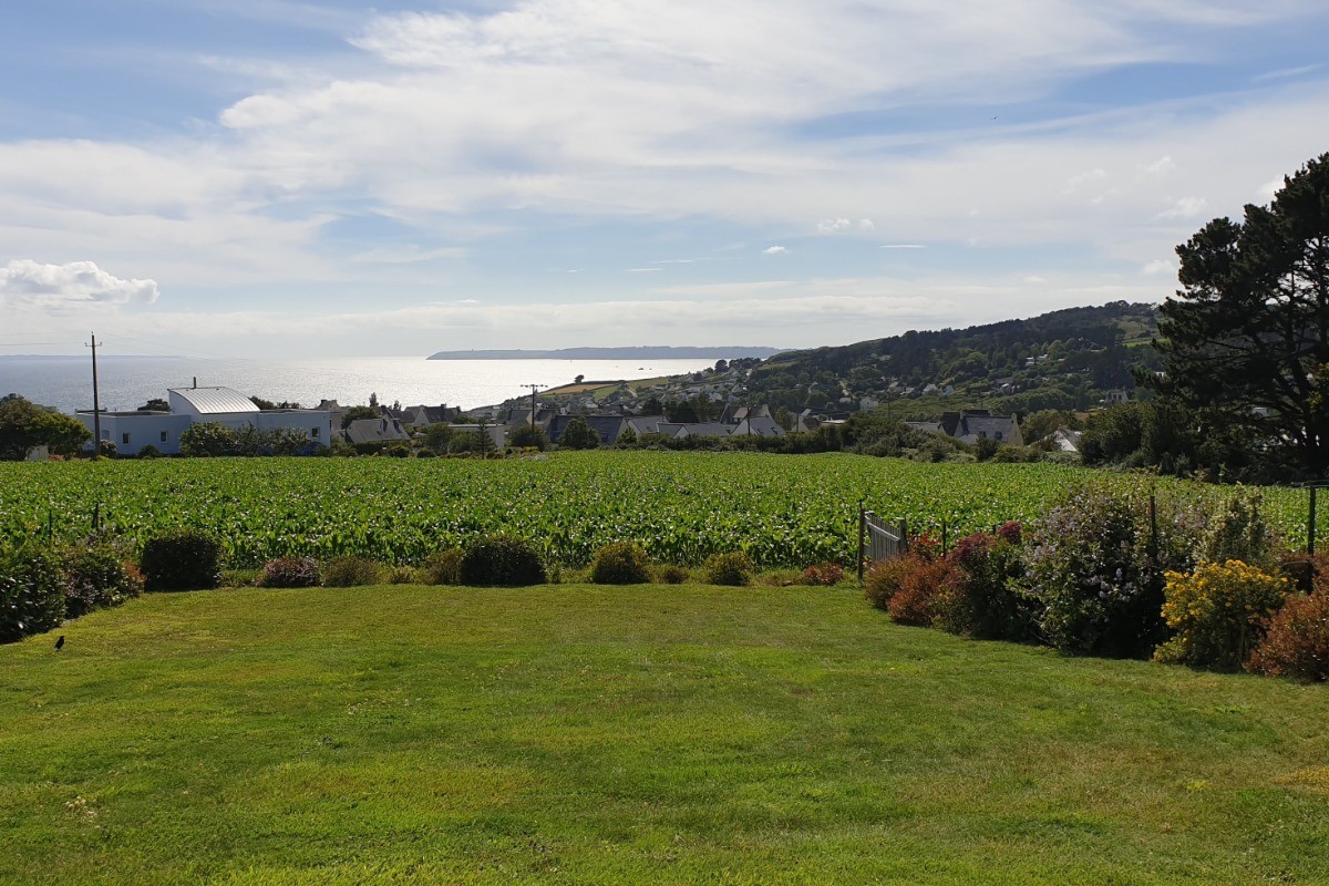 Depuis la terrasse, le cap de la Chèvre et la baie de Douarnenez