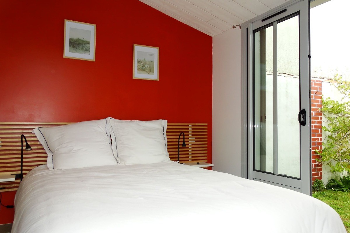 Chambre au rez-de-chaussée avec un lit en 140 et une salle d'eau attenante avec wc