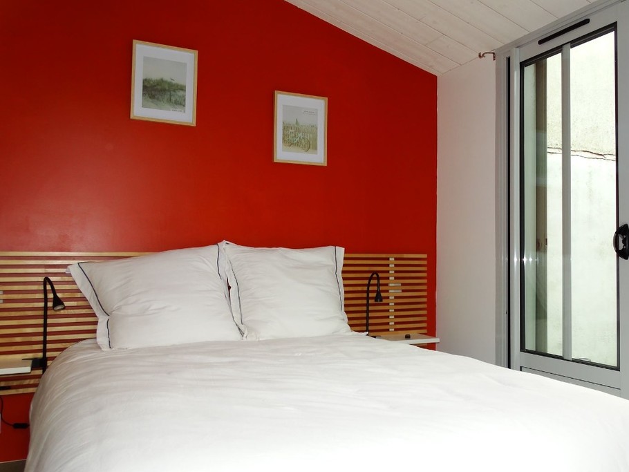 Chambre au rez-de-chaussée avec un lit en 140 et une salle d'eau attenante avec wc