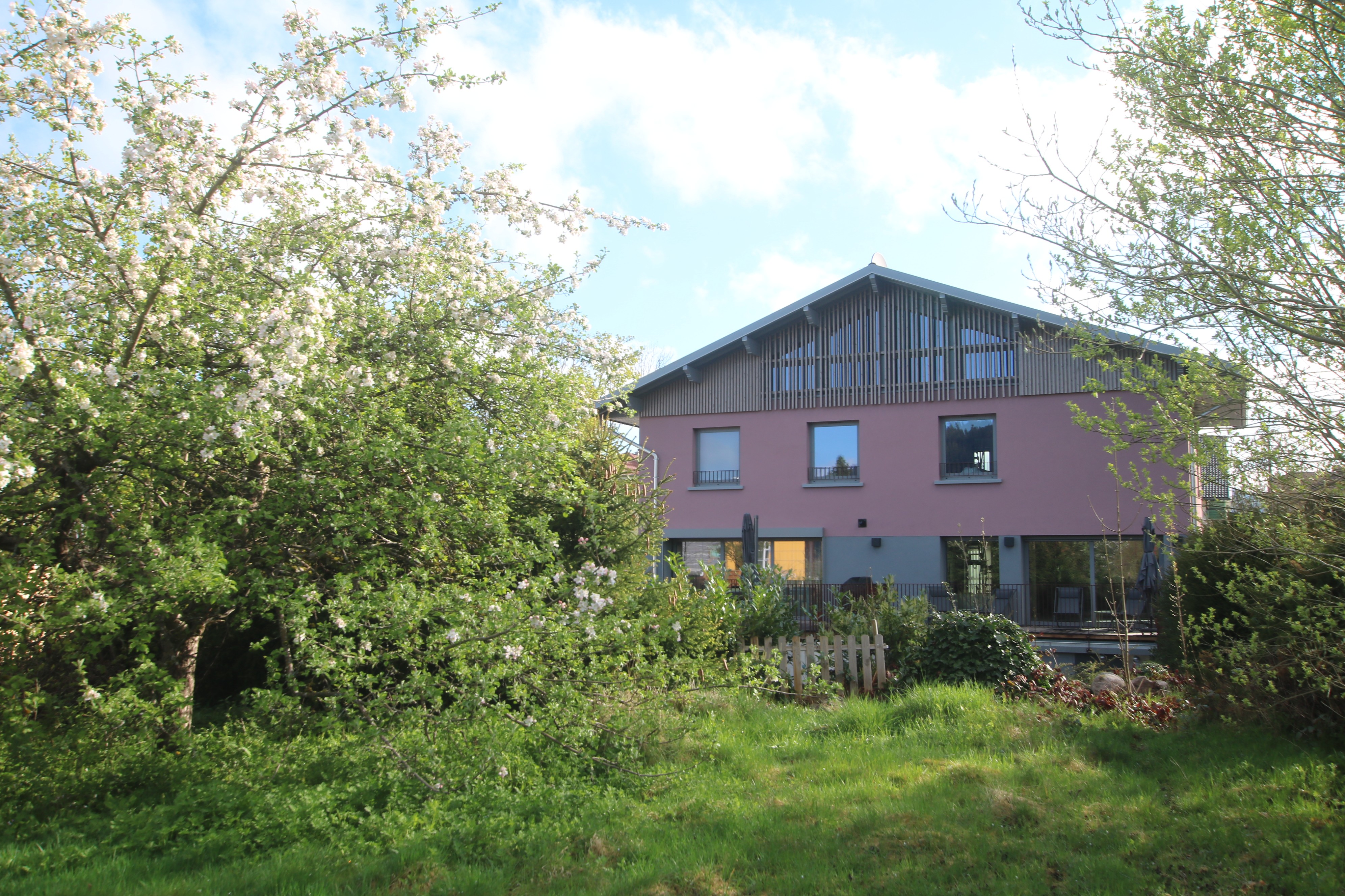 La Loge aux Loups, maison contemporaine avec piscine intérieure, sauna, local vélo, à 100 m du lac