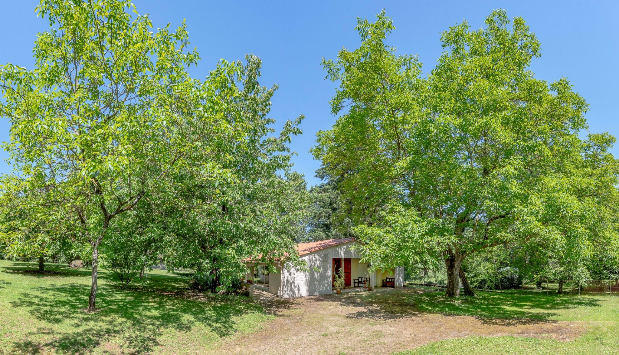 Vue de la maisonnette privée pour la chambre d'hôtes à Montbron