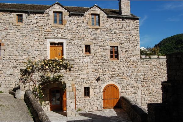 Façade du gîte avec l'escalier qui ouvre sur la salle de jeu