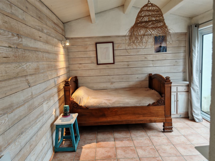 Bedroom with 1 x 120cm bed and a 160cm BZ on garden level