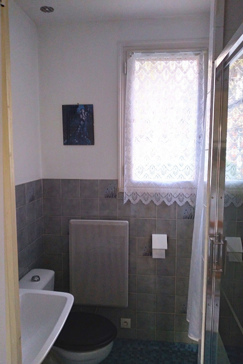 Salle d'eau indépendante au niveau 0 avec douche et WC.