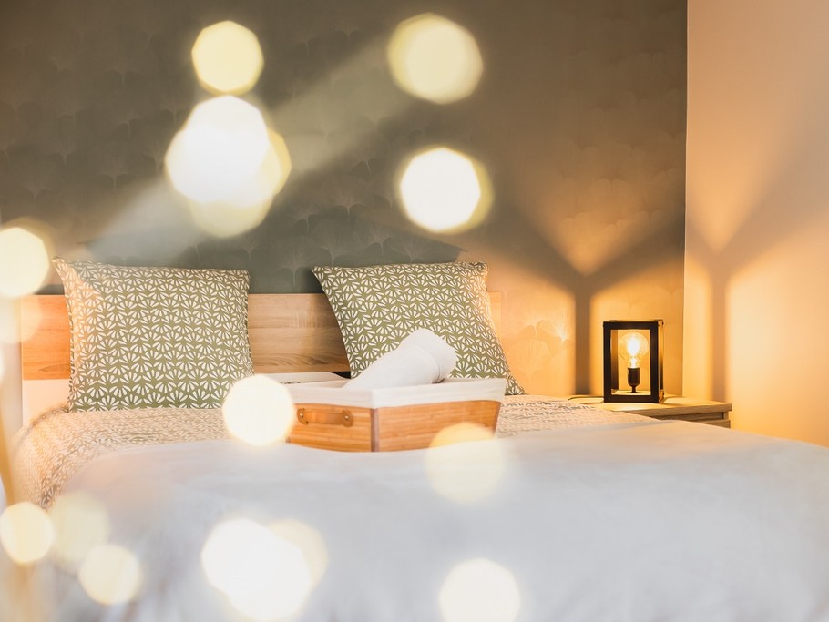 Chambre Côté Cour pour 2 personnes avec penderie et bureau avec chaise (lit 140 cm).