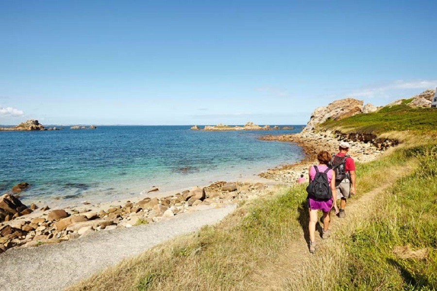 Plage familiale du port blanc (marée haute sur la photo) à 10 min à pied de la location