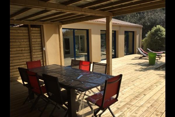 Espace repas extérieur sous préau et terrasse bois ouest