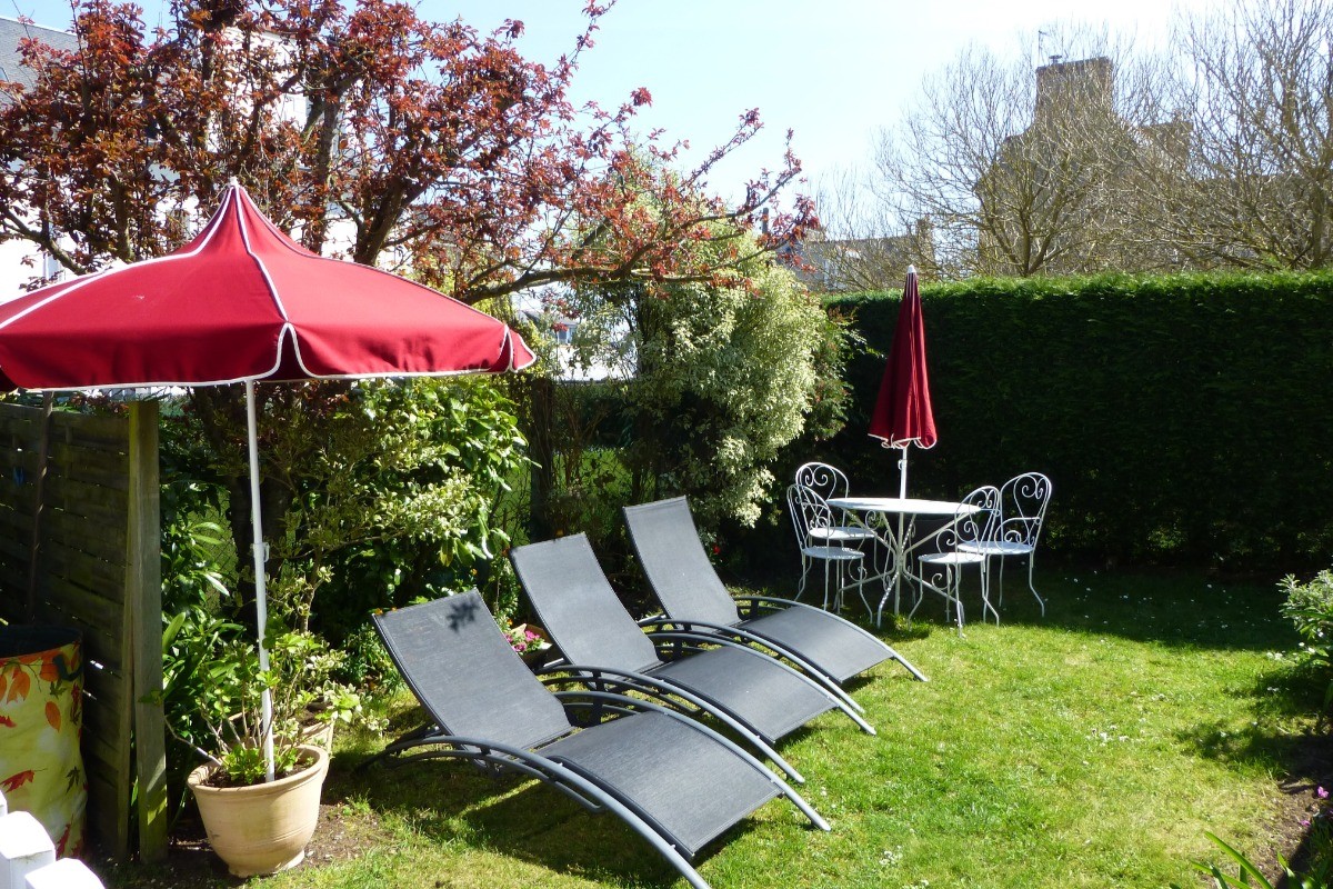 Jardin clos (commun avec un autre appartement) avec salon de jardin, transat, barbecue