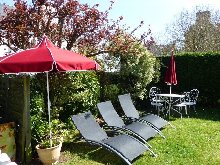 Enclosed garden (shared with another flat) with garden furniture, deckchairs and barbecue