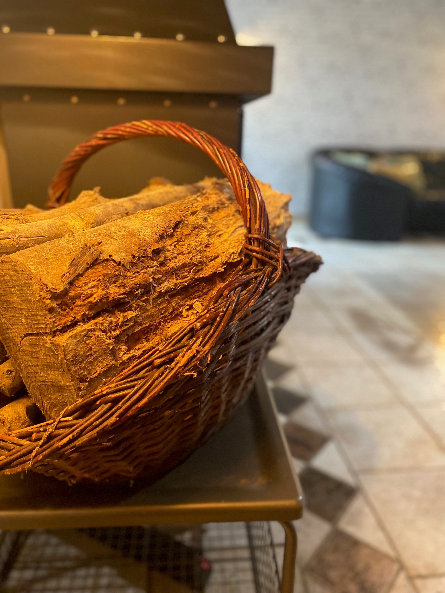 Grande pièce de vie au rez-de-chaussée avec espace cuisine toute aménagée et son mini bar, espace séjour, espace (vrai) bureau, et espace salon avec canapé en cuir, poêle à bois et TV.