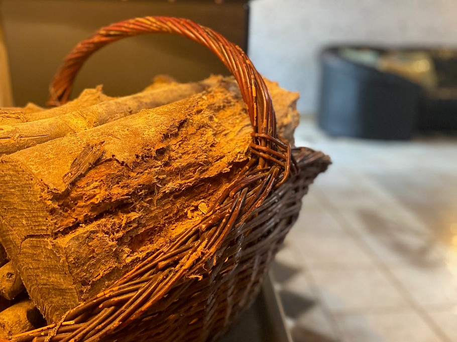 Grande pièce de vie au rez-de-chaussée avec espace cuisine toute aménagée et son mini bar, espace séjour, espace (vrai) bureau, et espace salon avec canapé en cuir, poêle à bois et TV.