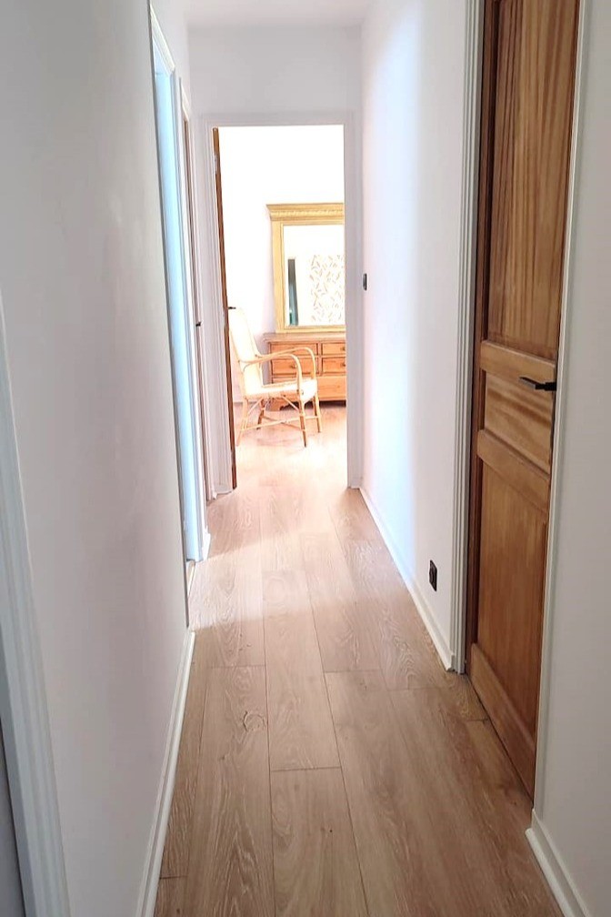 Chambre à l'étage pour 2 personnes (2 lits 90 cm ou un lit 180 cm) avec penderie. Vue côté cour. 
Crédits photo :  Mégane ARNAL