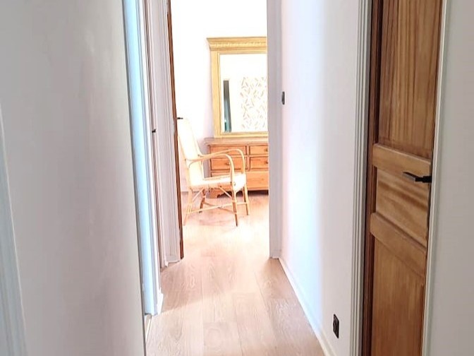 Chambre à l'étage pour 2 personnes (2 lits 90 cm ou un lit 180 cm) avec penderie. Vue côté cour.
Crédits photo : Mégane ARNAL