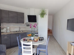 Séjour, couloir et escalier