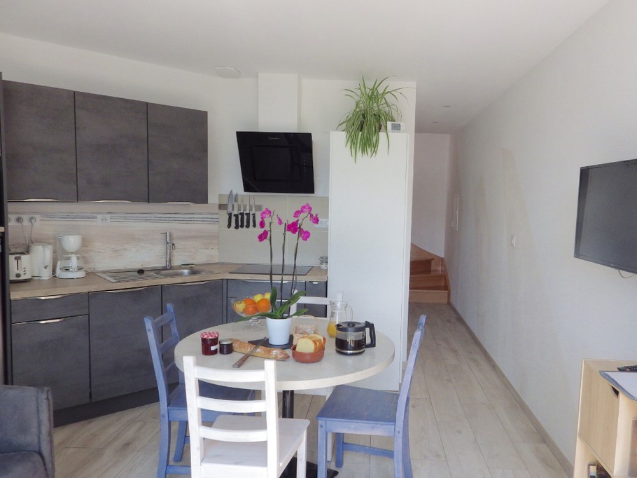 Séjour, couloir et escalier