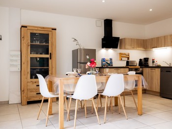 Pièce de vie avec coin salon salon, soin cuisine et séjour