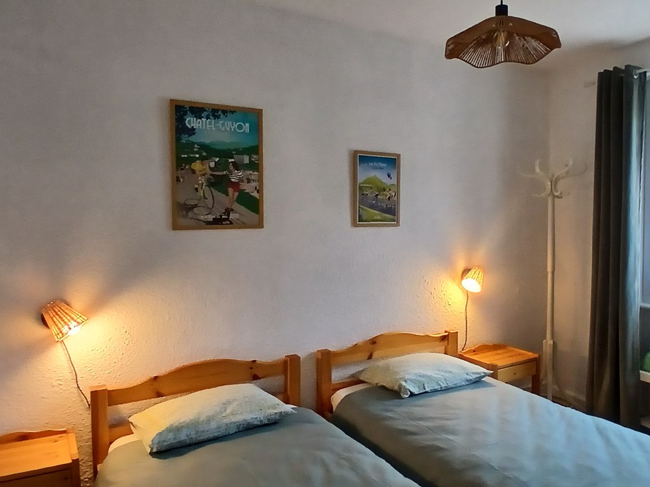 "Les Châtaigniers" in Orcines, Puy-de-Dôme: Bedroom 2 (2 single beds)