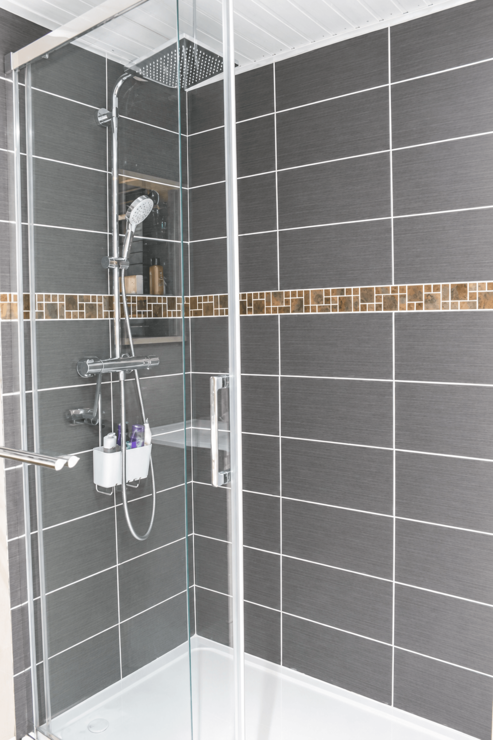 Salle d'eau avec sa vasque sur meuble
