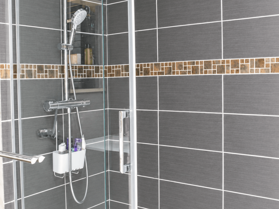 Salle d'eau avec sa vasque sur meuble