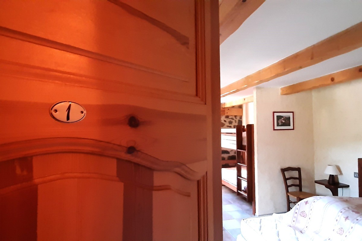 1er étage : Chambre Fleur de Pommier : 1 lit double et 2 lits 1 pers. superposés.