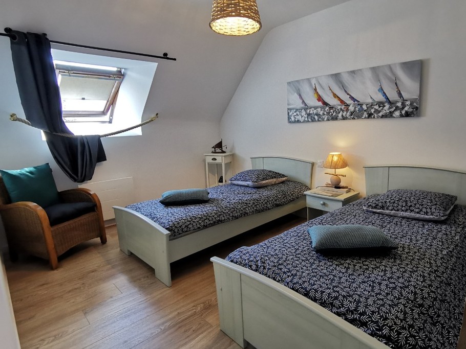 A l'étage une chambre avec 2 lits 90