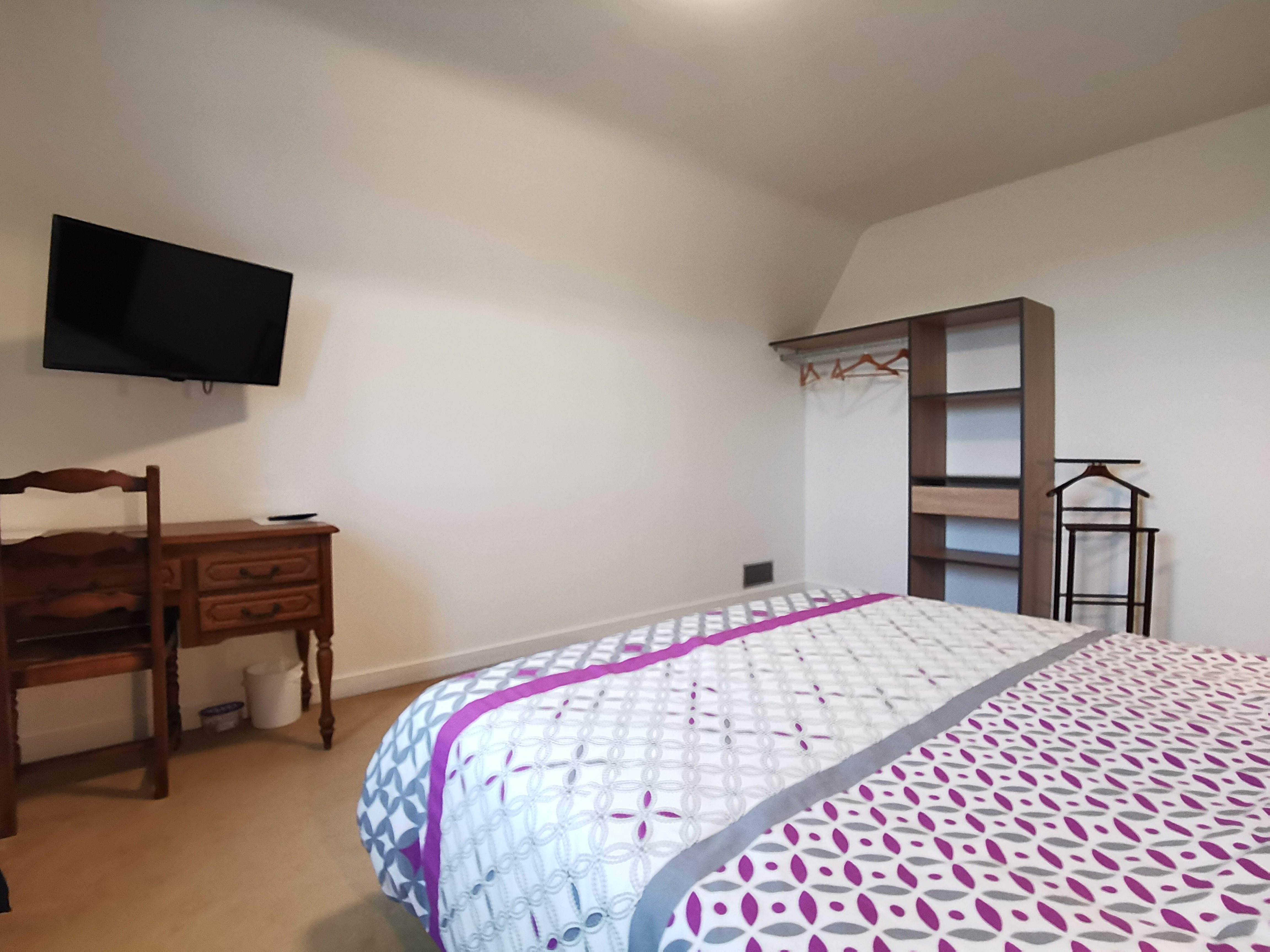 Chambre Grande Ourse:  Lit 160 + TV + bureau + salle de bain privative avec WC non communicante