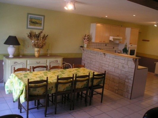 Salle à manger et coin cuisine