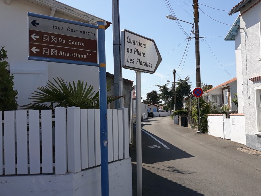 Angle de la maison-emplacement véhicule juste après le stationnement interdit