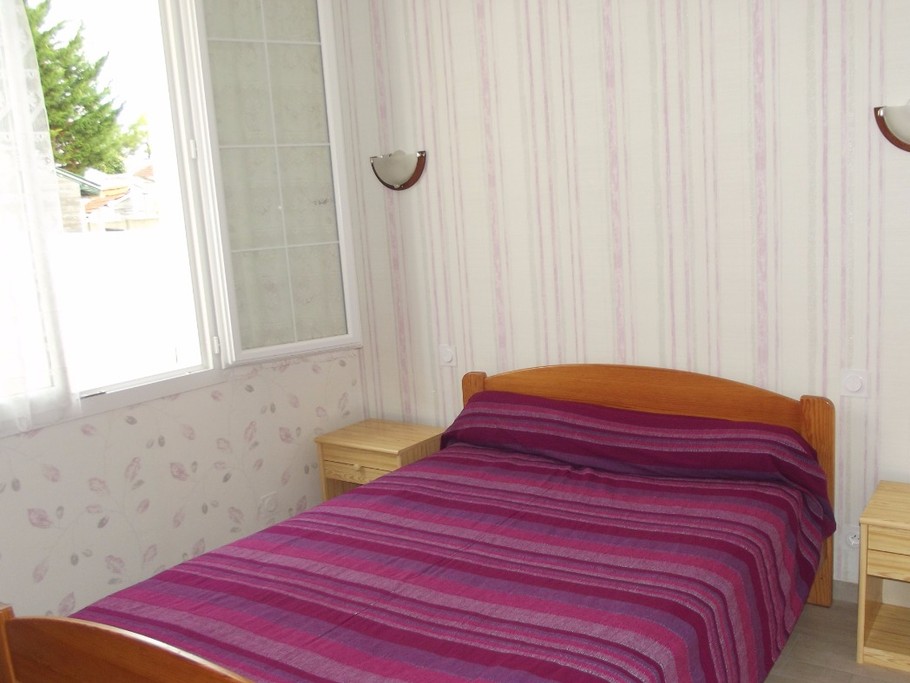 Bedroom 1 double bed (140cm)