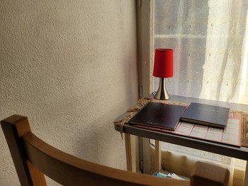 LE BLEIZ Yvon, location "Vue panoramique" située à Paimpol, espace bureau dans le salon