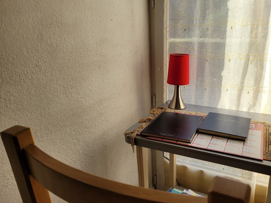 LE BLEIZ Yvon, location "Vue panoramique" située à Paimpol, espace bureau dans le salon