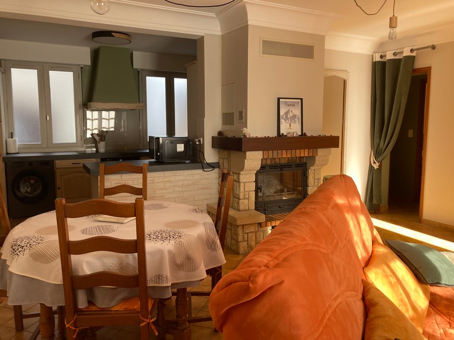 Living room, dining area, close to the lounge and library