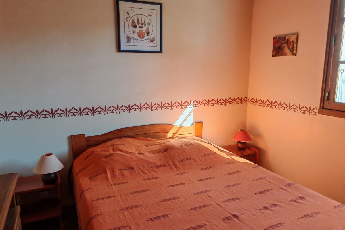 Chambre 1 avec un lit en 140