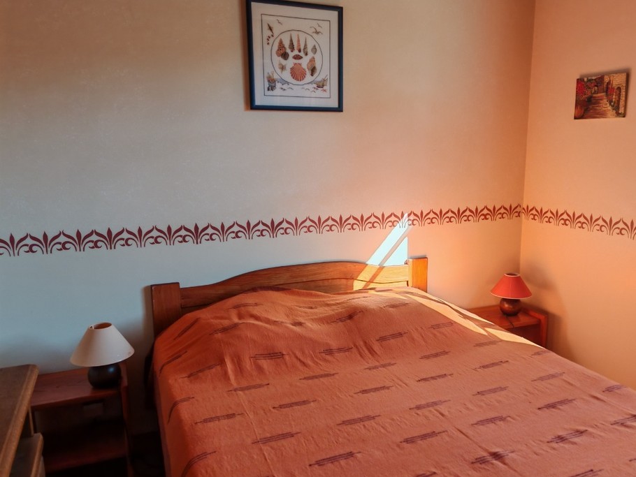 Chambre 1 avec un lit en 140