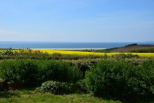 Vue sur la grande plage de Pentrez du jardin de la location