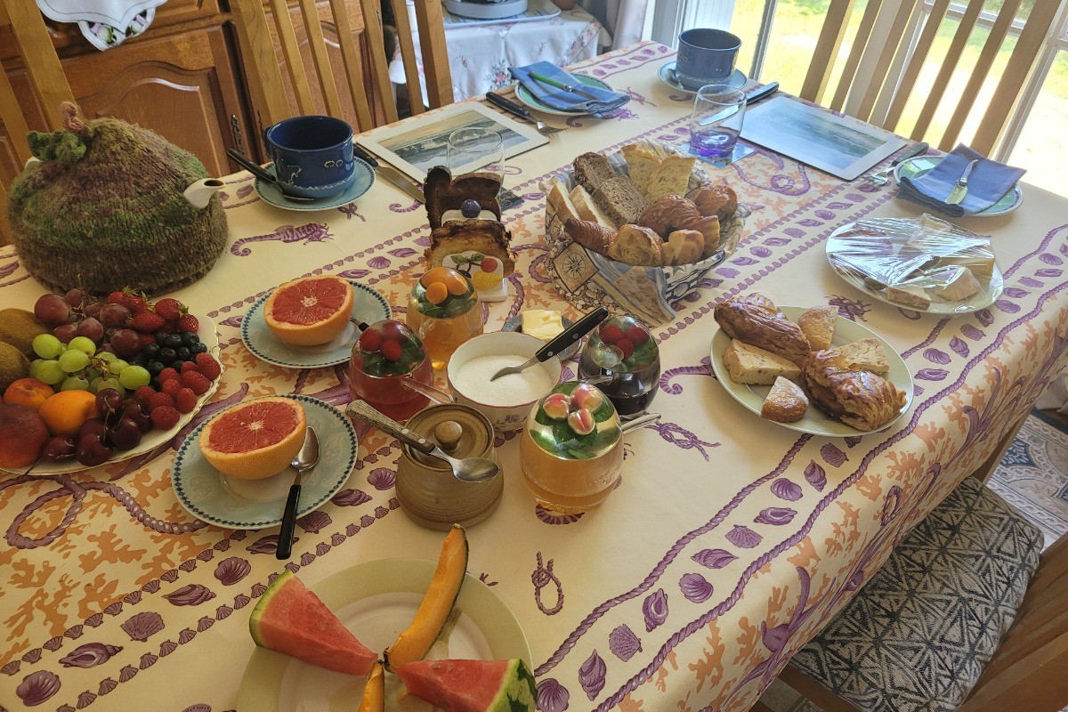 Chambre d'hôtes Clévacances, Ploluha, chez M. et Mme Mac Lachlan, exemple de petit déjeuner