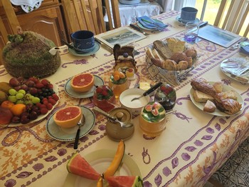 Chambre d'hôtes Clévacances, Ploluha, chez M. et Mme Mac Lachlan, exemple de petit déjeuner