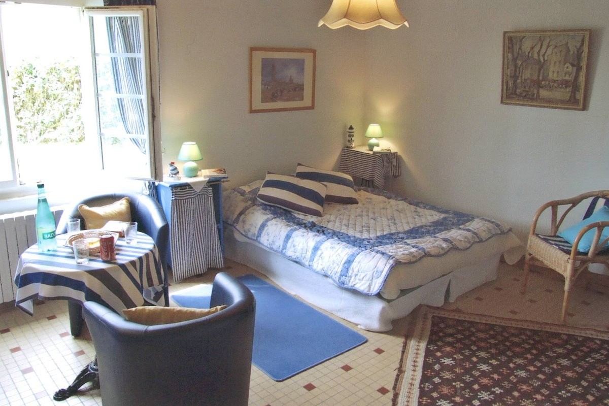Chambre lit 140  TV Petit salon et BZ