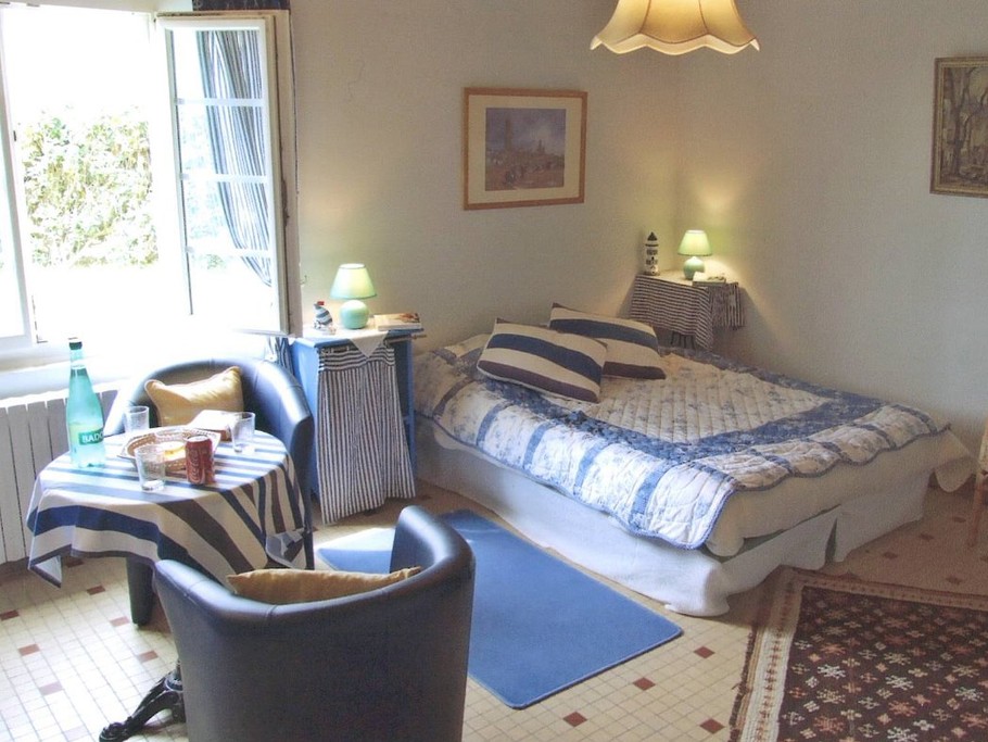 Chambre lit 140  TV Petit salon et BZ
