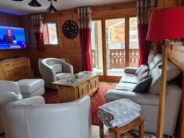 Salon avec grand téléviseur