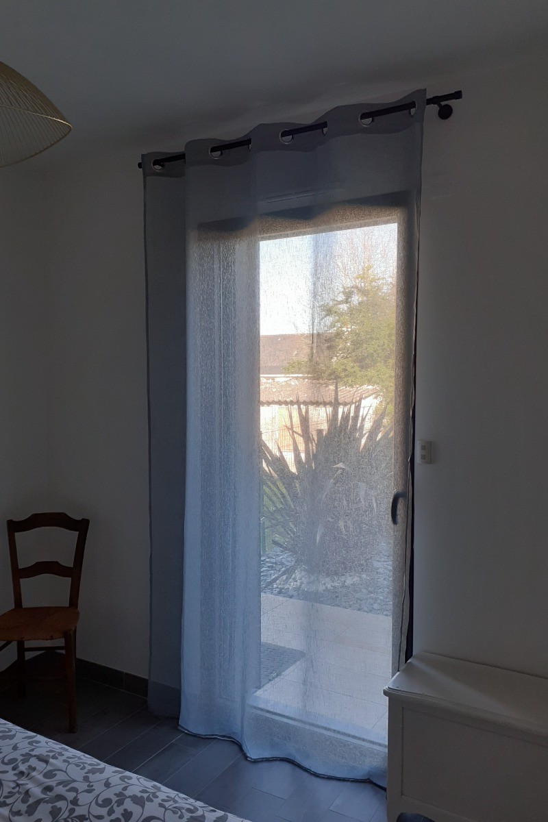 Chambre lumineuse pour 2 personnes (lit 160x200 cm) avec terrasse attenante.
Dressing, bouilloire, douche à l'italienne, WC séparé.
Salle petit-déjeuner avec vue sur la Rance et possibilité de prendre le petit-déjeuner sur la terrasse à la belle saison.