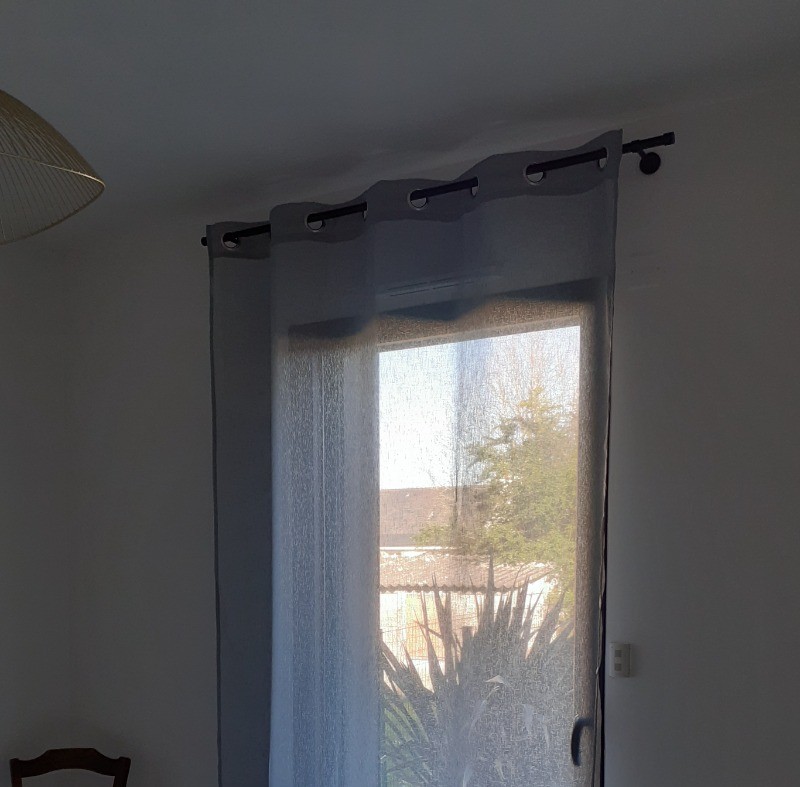 Chambre lumineuse pour 2 personnes (lit 160x200 cm) avec terrasse attenante.
Dressing, bouilloire, douche à l'italienne, WC séparé.
Salle petit-déjeuner avec vue sur la Rance et possibilité de prendre le petit-déjeuner sur la terrasse à la belle saison.