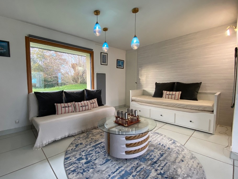 Living room with sofa bed (160x200 cm).