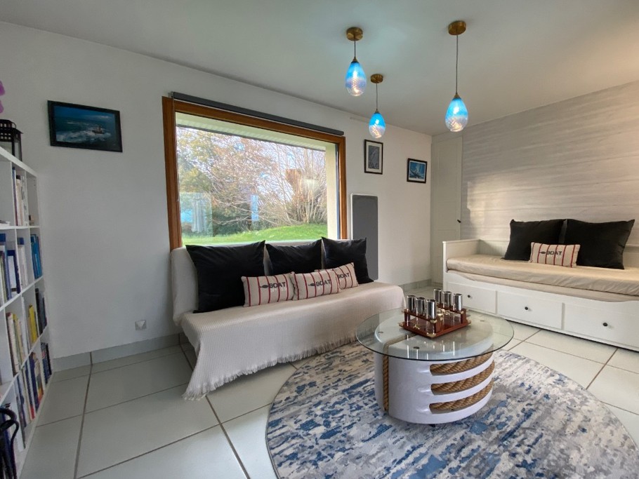 Salon avec lit banquette (160x200 cm).