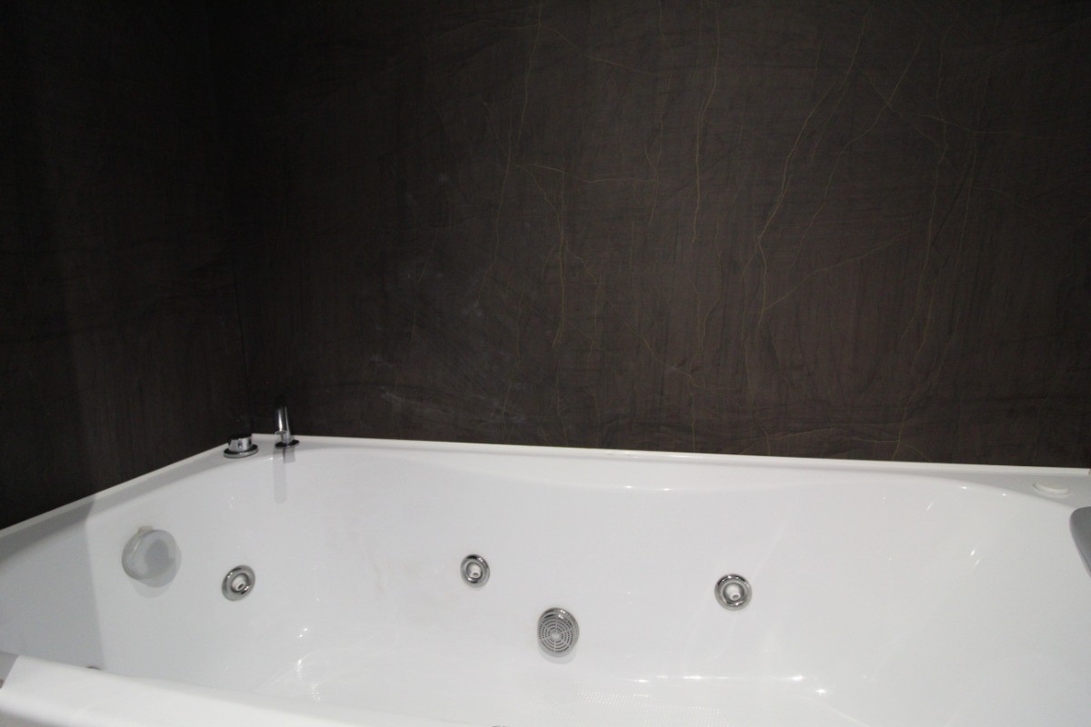 salle de bains rez de jardin (baignoire balnéo) wc