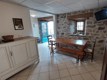 salle petits déjeuners avec TV