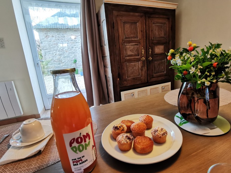 un pot d'accueil:jus de pommes et kouign aman faits à Plouguerneau