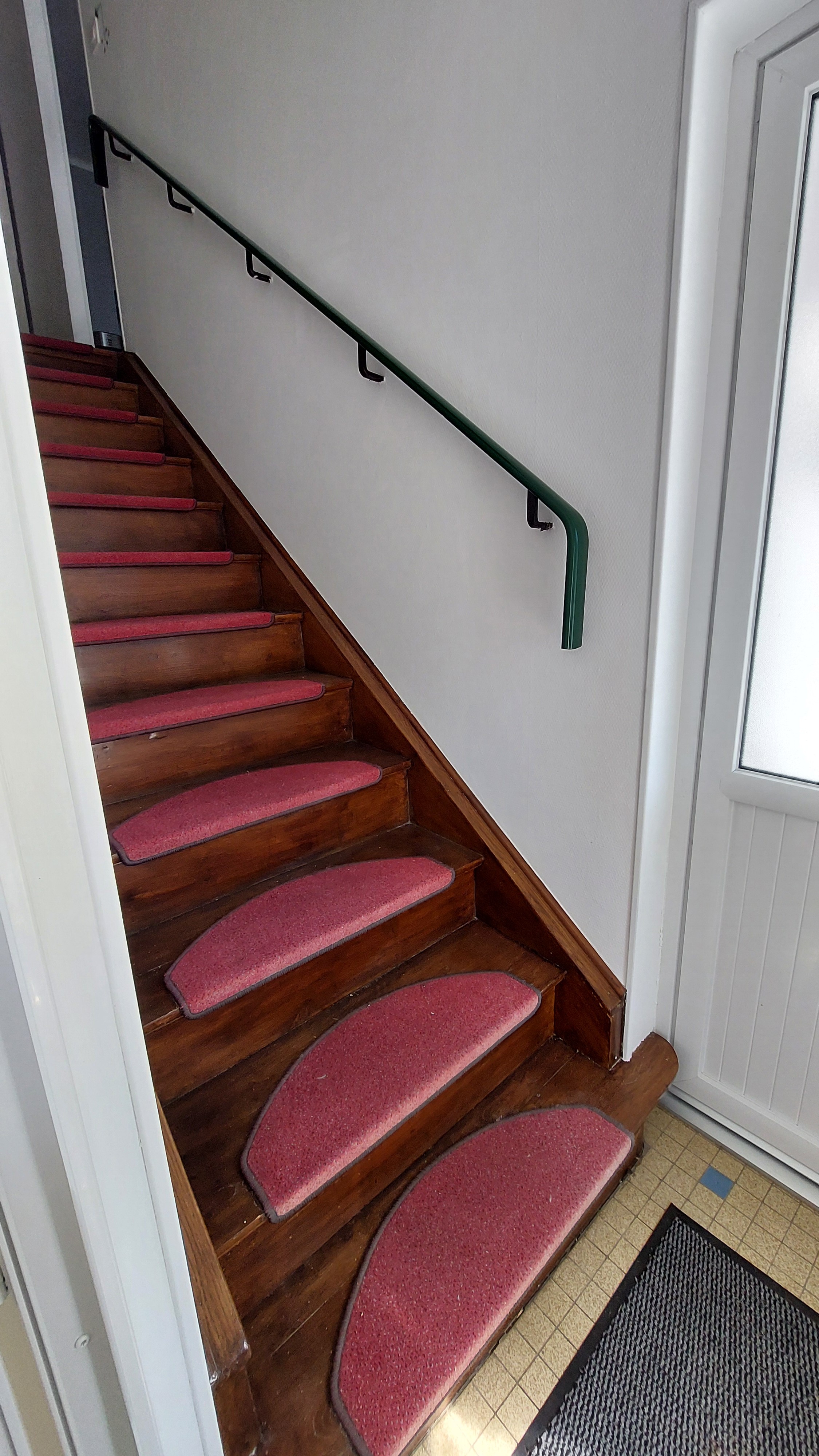 Escalier intérieur reliant les gîtes Jonquille et Lilas