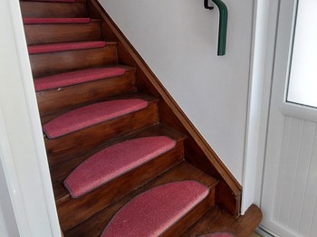 Escalier intérieur reliant les gîtes Jonquille et Lilas
