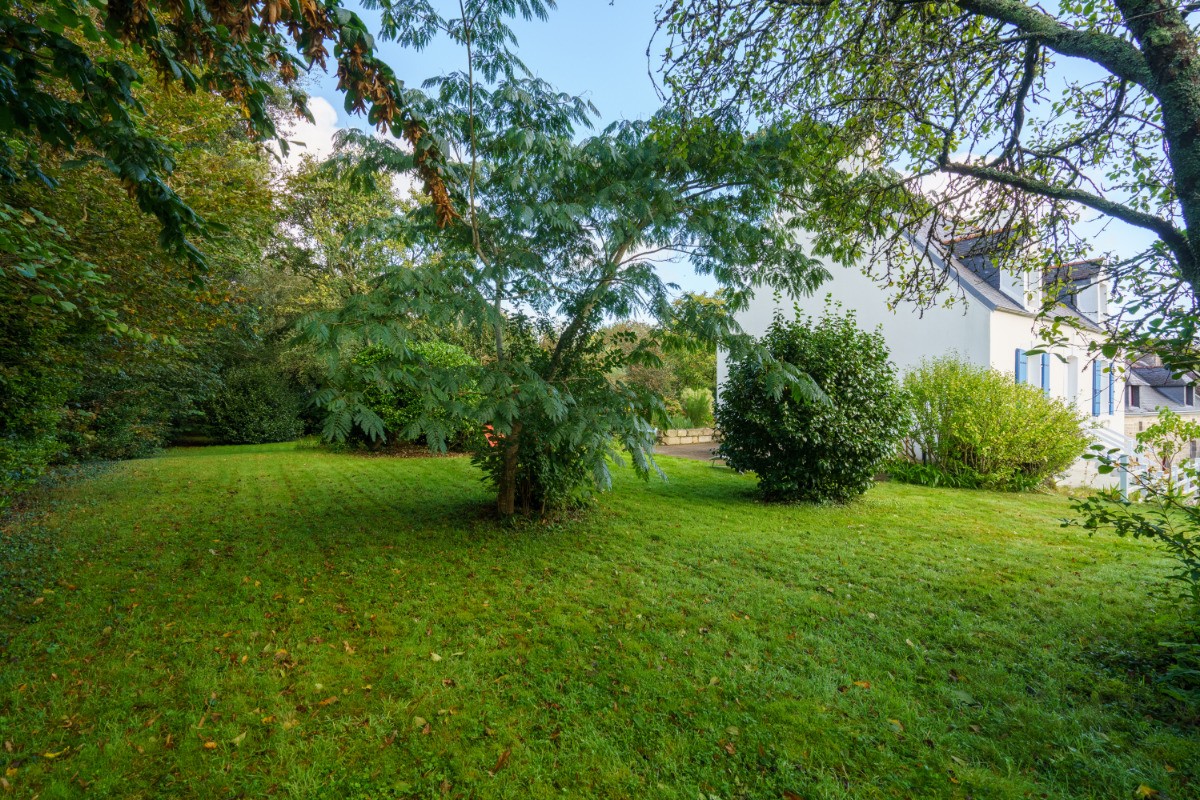 Le jardin avec le gite Ty-Héol à Landudec
